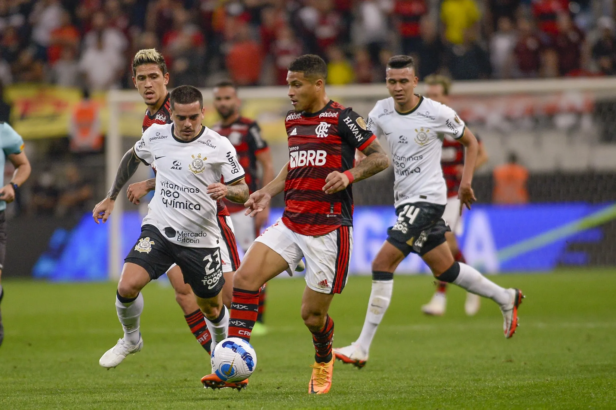 Imagem ilustrativa da imagem Libertadores: Corinthians é dominado em casa, perde para Flamengo e se complica