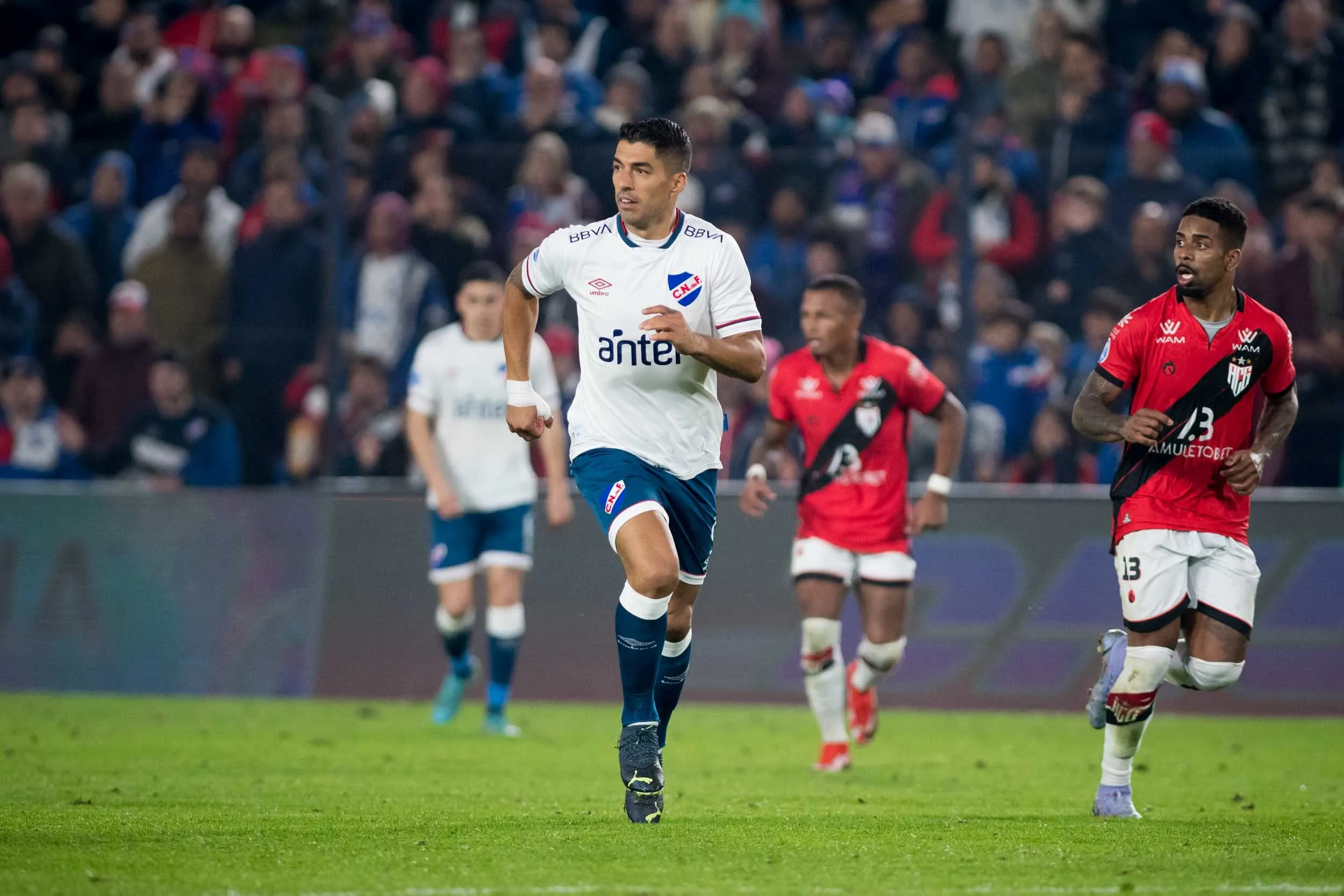 Imagem ilustrativa da imagem Atlético-GO vence Nacional na estreia de Suárez e abre vantagem na Sul-Americana