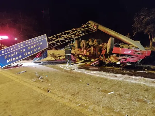 Imagem ilustrativa da imagem Caminhoneiro morre preso às ferragens após capotamento na BR 262
