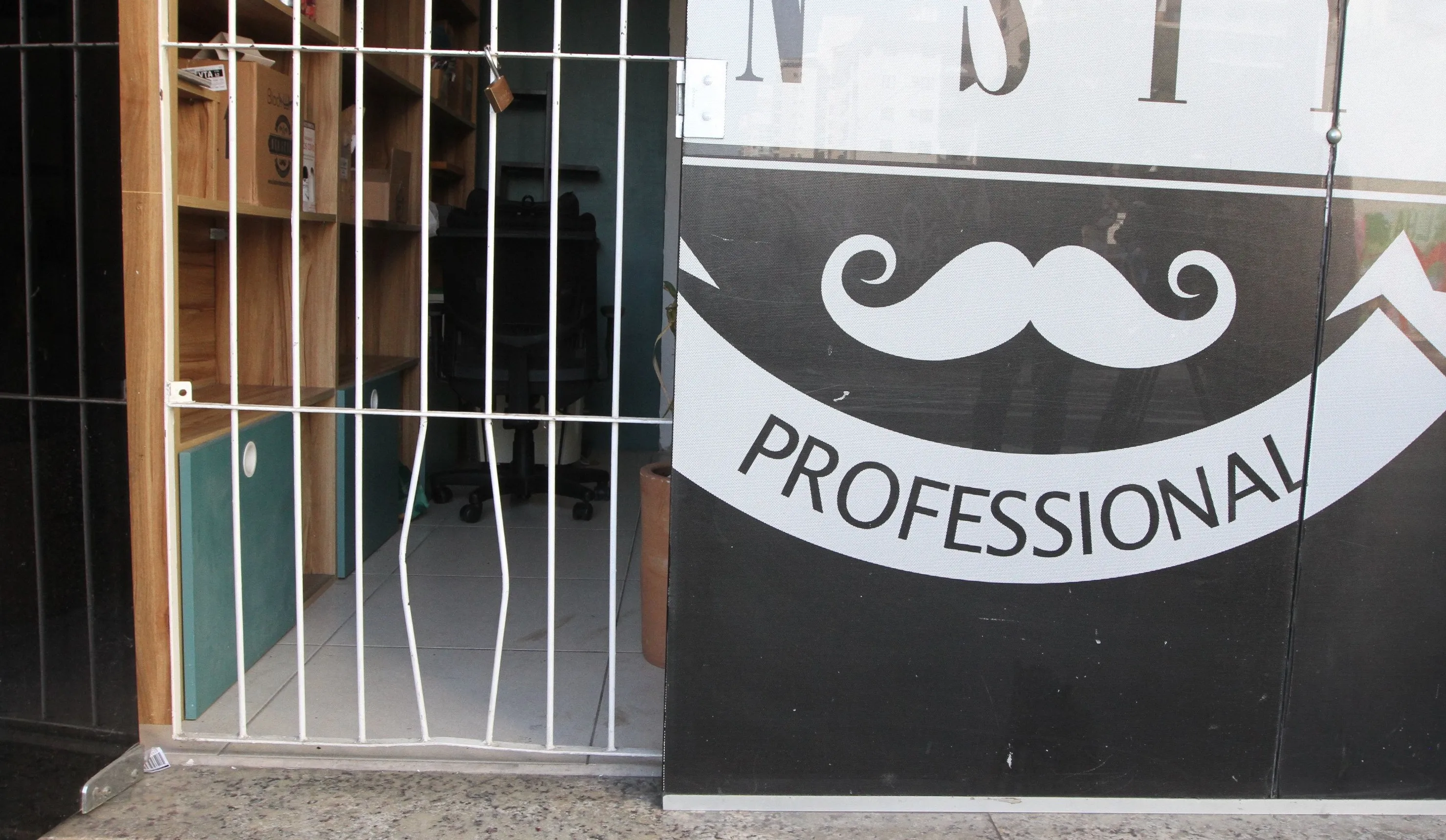 Imagem ilustrativa da imagem Bandido elástico: Ladrão passa por buraco de 20 cm para roubar barbearia