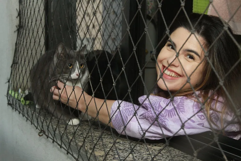 A jornalista Thaís Tomazelli, 28, moradora de Vila Velha, é dona de dois gatos