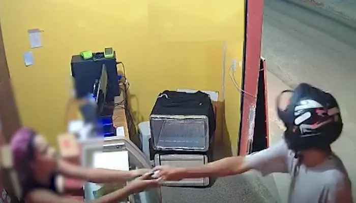 Imagem ilustrativa da imagem Ladrão devolve celular a funcionária durante roubo a pizzaria: 'Estou pagando'