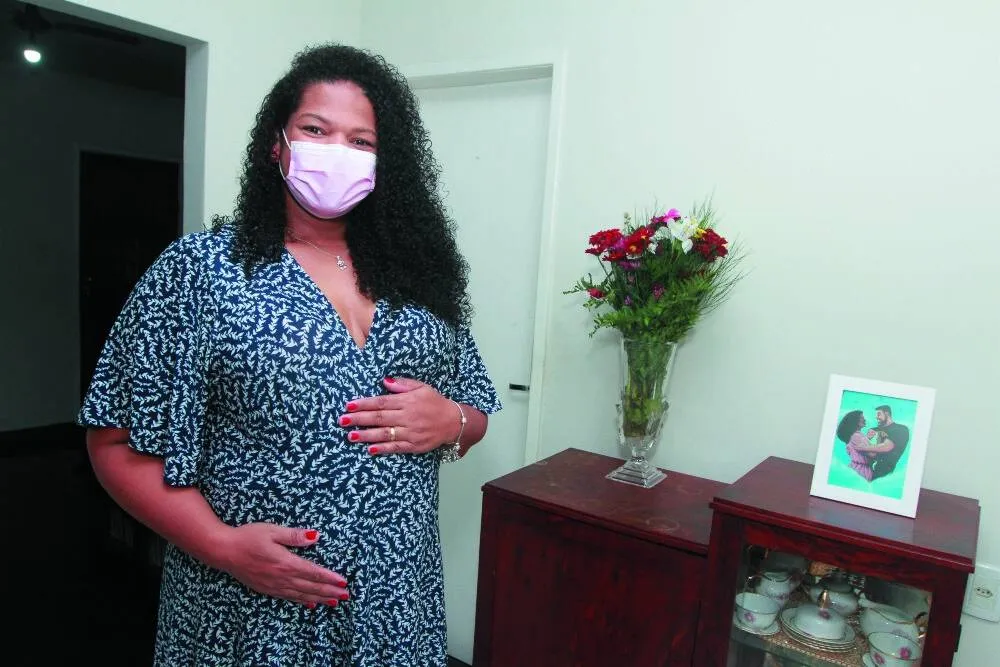A educadora física Cristina Lima, de 39 anos, grávida de 28 semanas do filho Theo, compartilha que manteve os cuidados de uso de máscara e higiene antes mesmo de saber da gravidez.