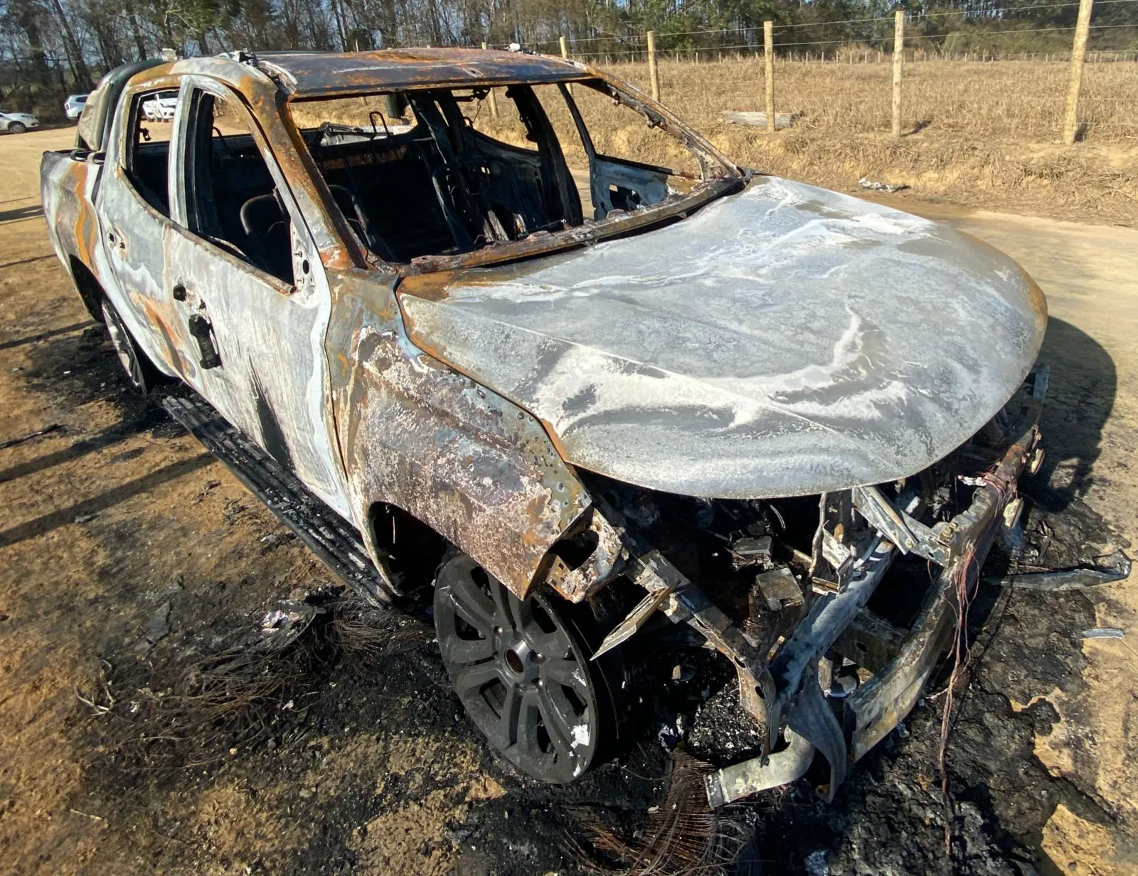 Imagem ilustrativa da imagem Carro de policial é encontrado em chamas em Vila Velha. Vítima está desaparecida