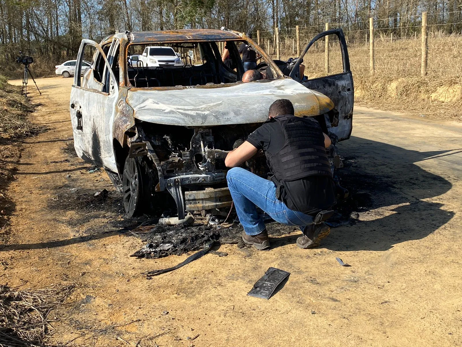 Perícia sendo realizada em carro de policial civil