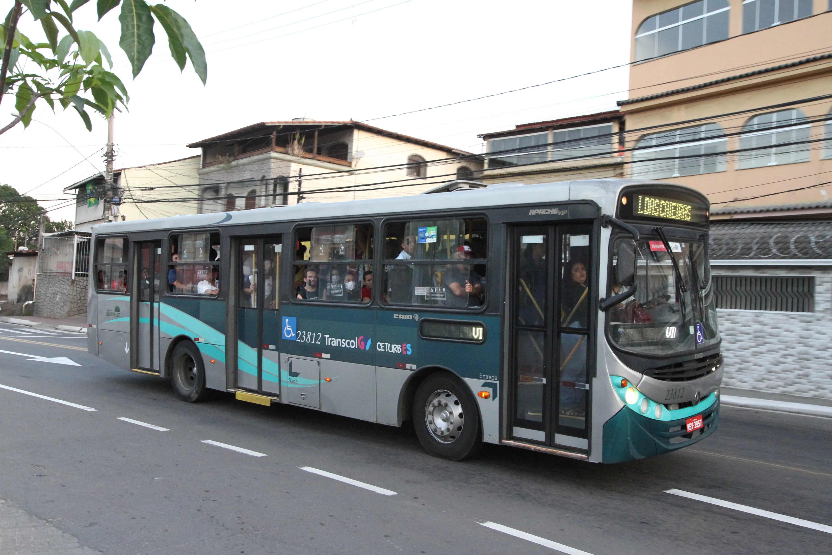 Ônibus da linha 331 passa pela avenida Serafim Derenzi e  circula todos os dias  superlotado nos horários de pico