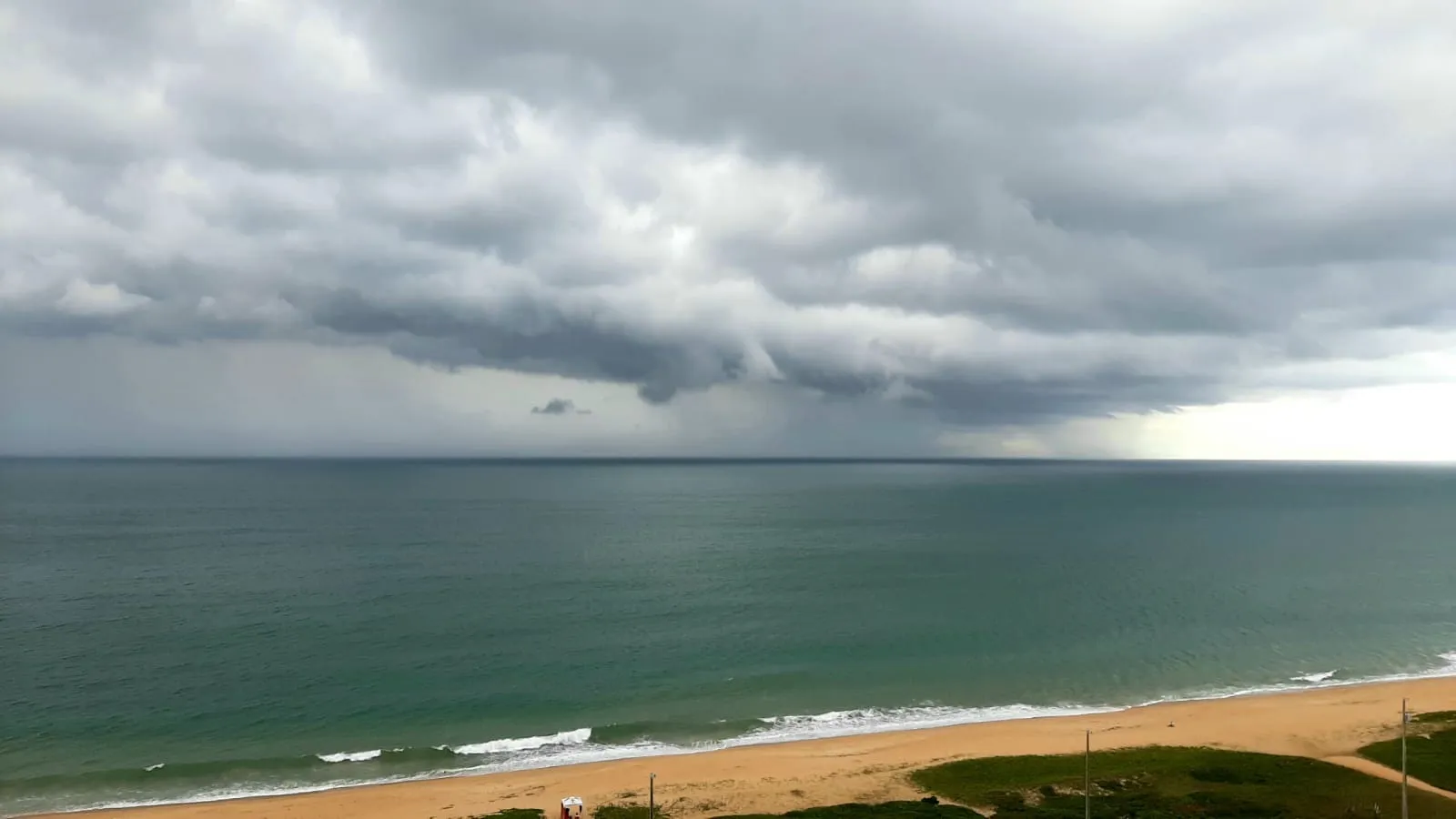 Tempo com muitas nuvens carregadas em Itaparica, Vila Velha