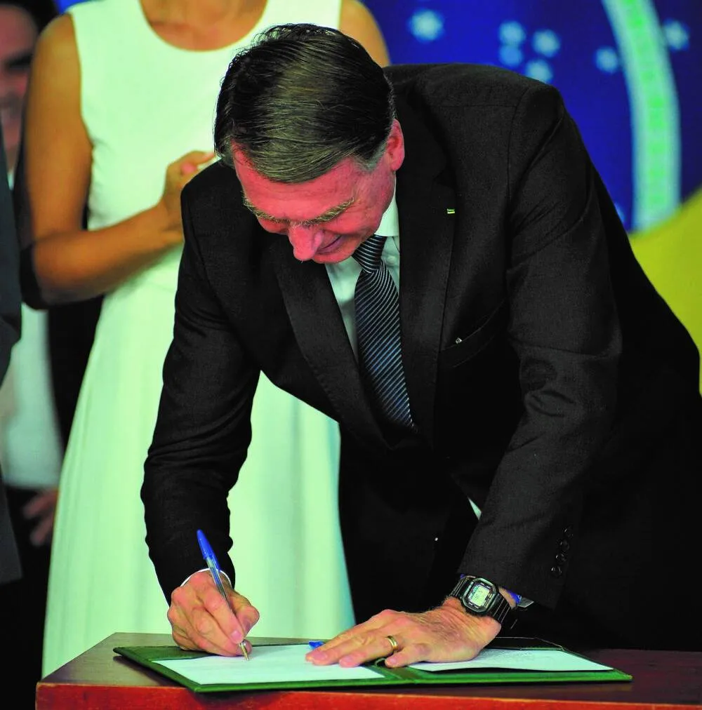 Presidente Jair Bolsonaro assina o decreto que aumento o piso salarial