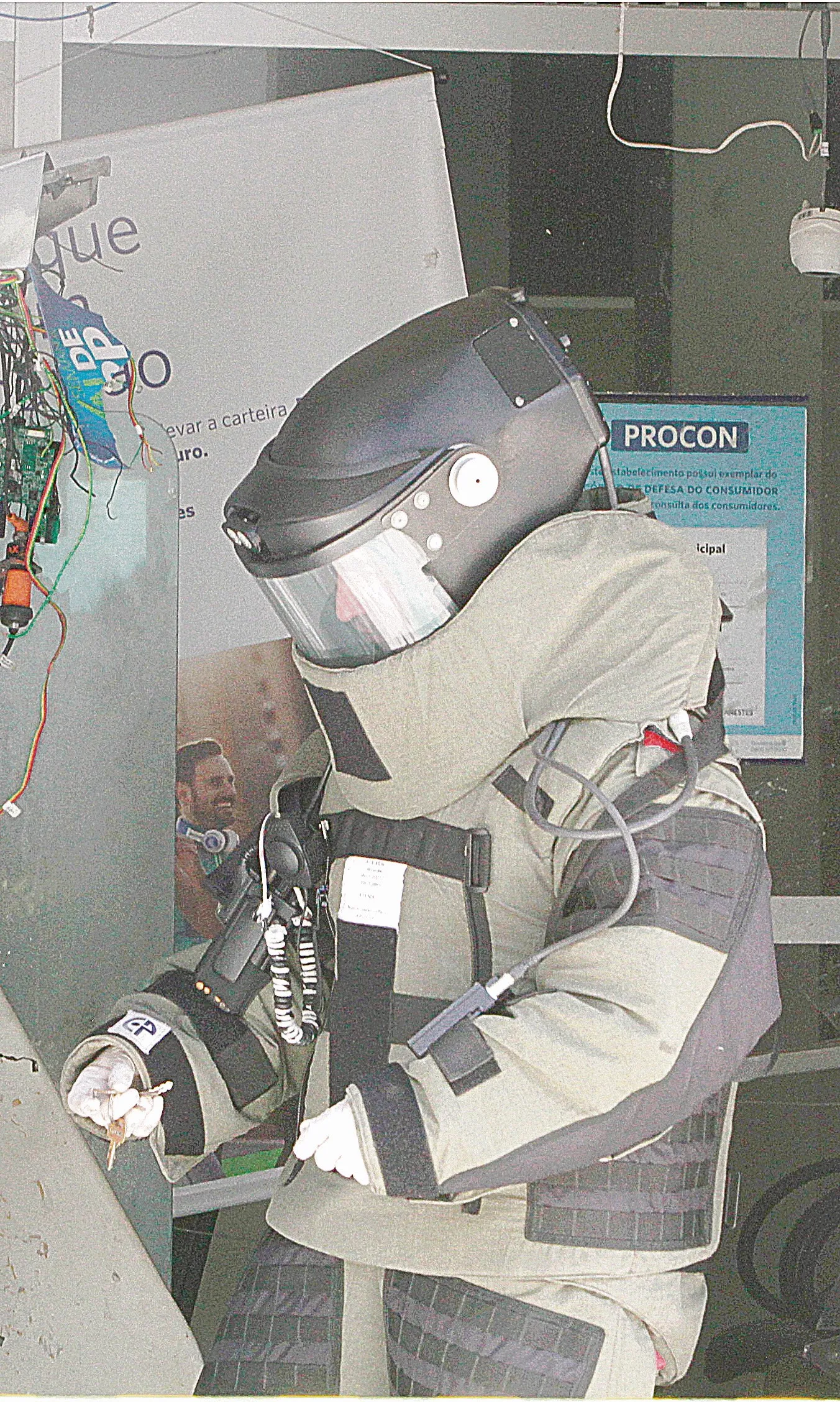 Policial da equipe antibombas recolhe material  após ataque de quadrilha