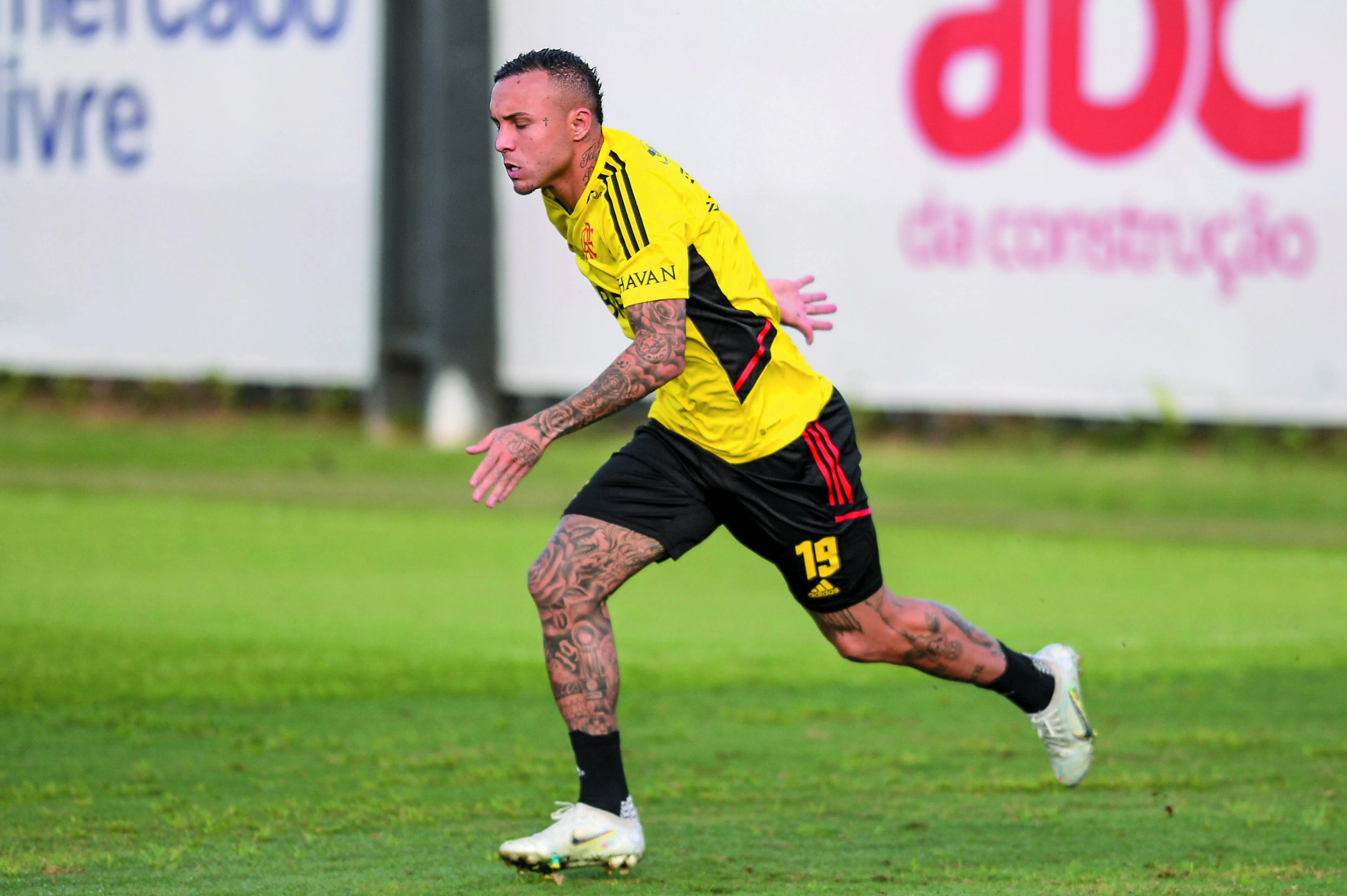 Imagem ilustrativa da imagem Com Vidal e Cebolinha, Flamengo coloca "reservas" em campo contra o São Paulo