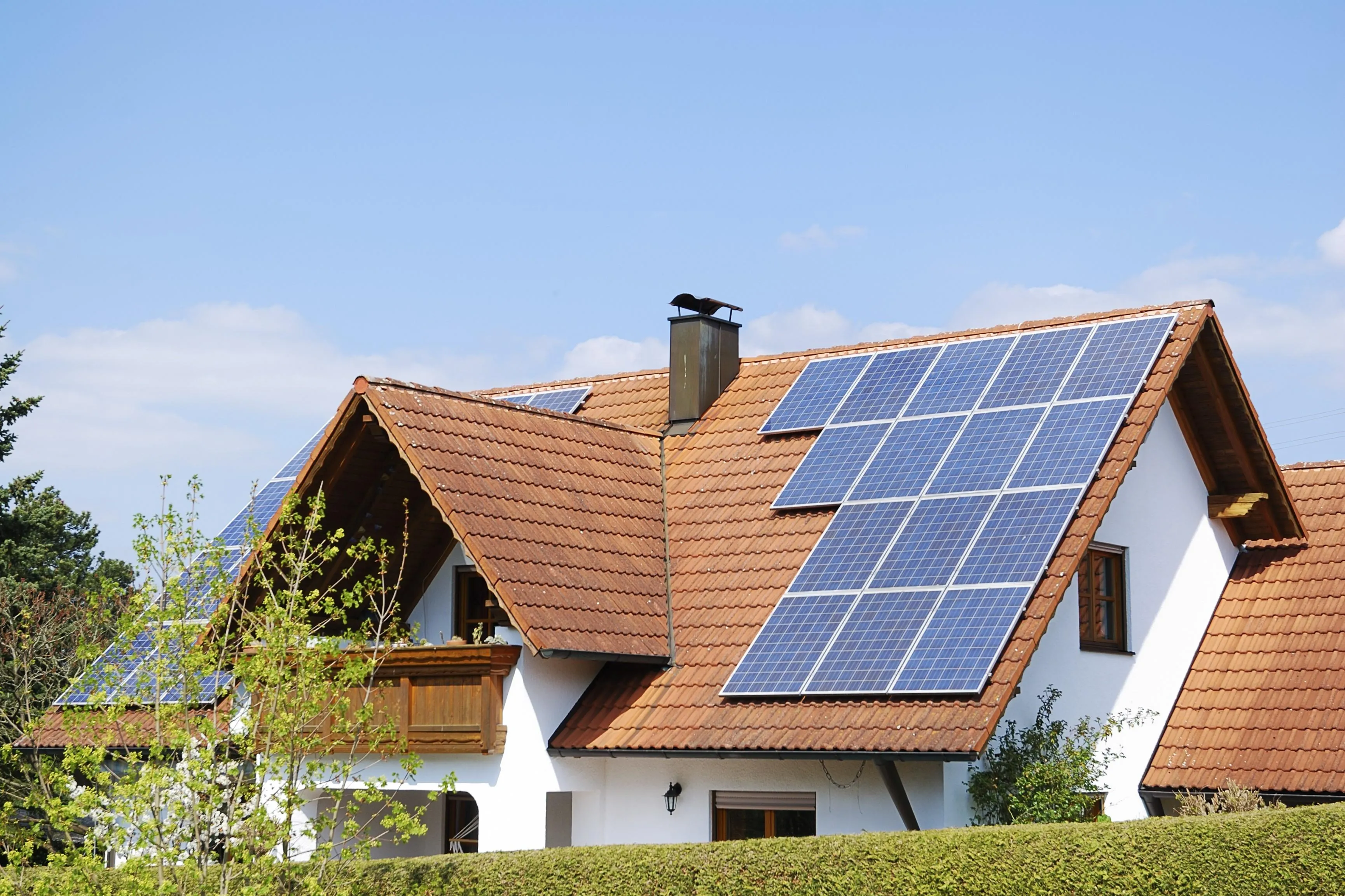 Imagem ilustrativa da imagem Famílias reduzem conta de luz em até 90% com uso de energia solar no Estado