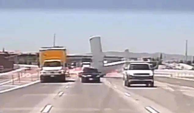 Avião de pequeno faz pouso forçado em rodovia nos EUA