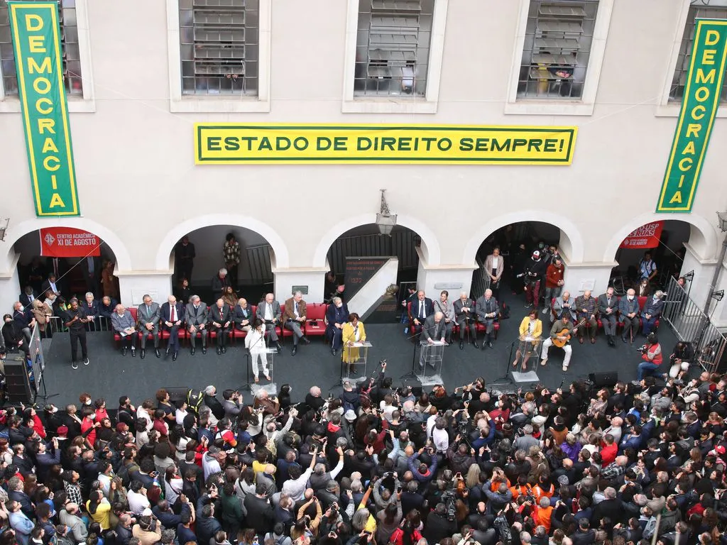 Imagem ilustrativa da imagem Carta pela democracia atinge 1 milhão de assinaturas em dia de atos