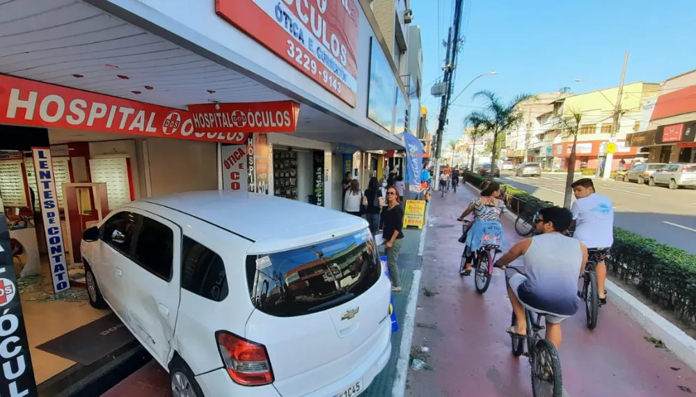 Imagem ilustrativa da imagem Carro invade ótica no centro de Vila Velha