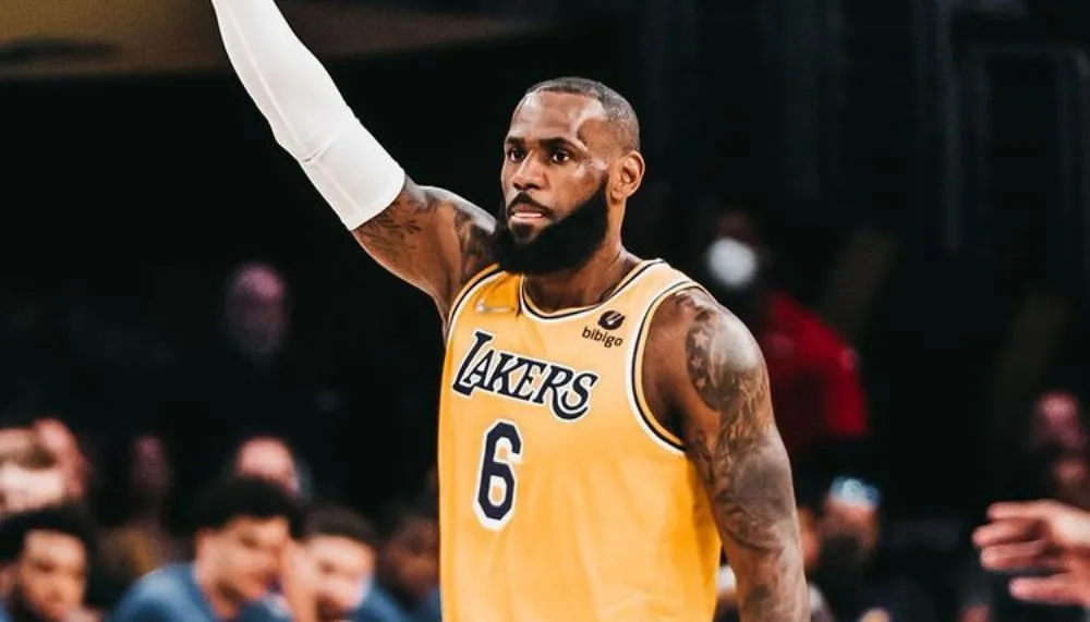 Imagem ilustrativa da imagem LeBron renova com Lakers e se torna o atleta mais bem pago da história da NBA