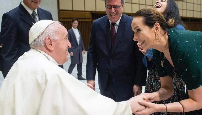 Imagem ilustrativa da imagem Maria Beltrão encontra papa Francisco e escuta: 'Cachaça é água?'