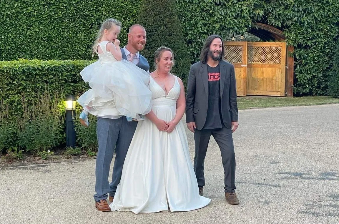 Imagem ilustrativa da imagem Keanu Reeves vai a casamento após ser convidado pelo noivo em bar de hotel