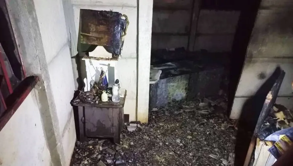 Imagem ilustrativa da imagem Imagem de Nossa Senhora Aparecida e terço ficam intactos após incêndio em casa