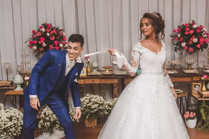 A jovem e seu marido, no seu casamento