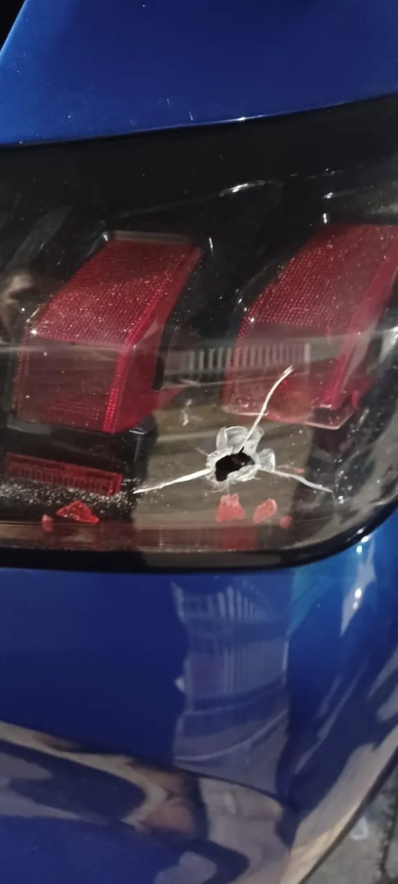 Imagem ilustrativa da imagem Carro de candidato é atingido por tiros na Serra e assessor baleado