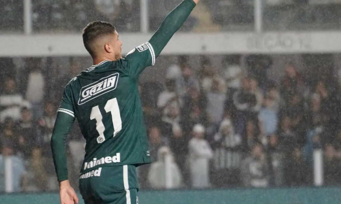 Imagem ilustrativa da imagem Com dois de Pedro Raul, Goiás vence e ultrapassa Santos no Brasileiro