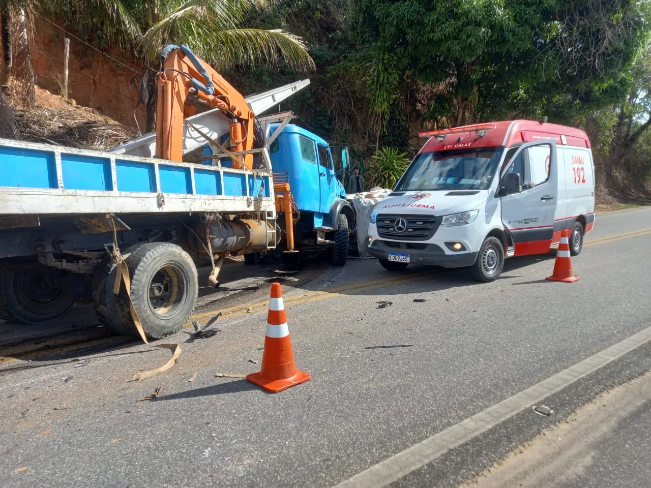 Imagem ilustrativa da imagem Acidente entre caminhão e carro deixa dois mortos em rodovia do Sul do ES