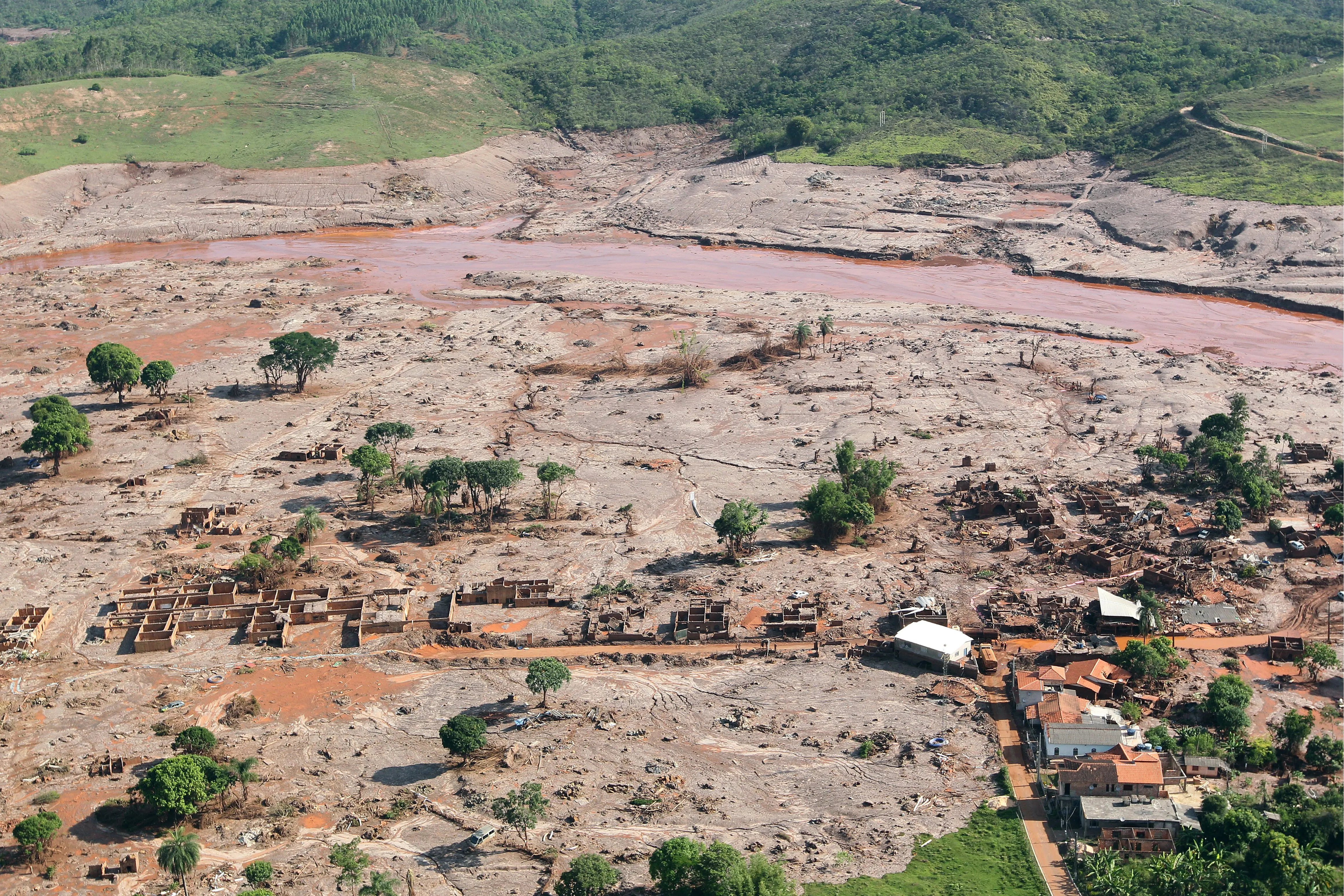 Imagem ilustrativa da imagem Tragédia em Mariana: Estado pede bloqueio bilionário de contas