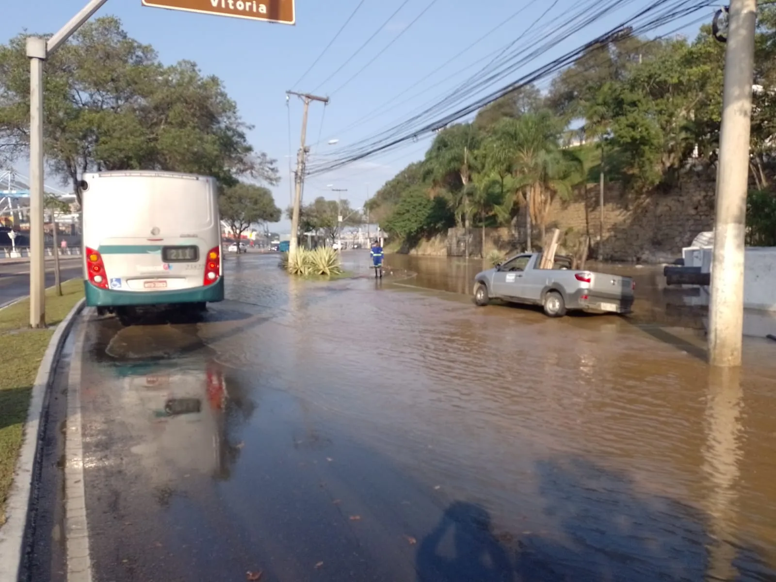 Imagem ilustrativa da imagem Vazamento de água provoca alagamento em avenida de Vitória