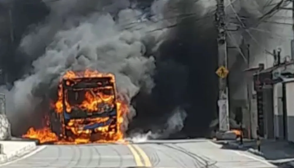 Imagem ilustrativa da imagem Guarda apreende adolescentes suspeitos de colocar fogo em ônibus de Vitória