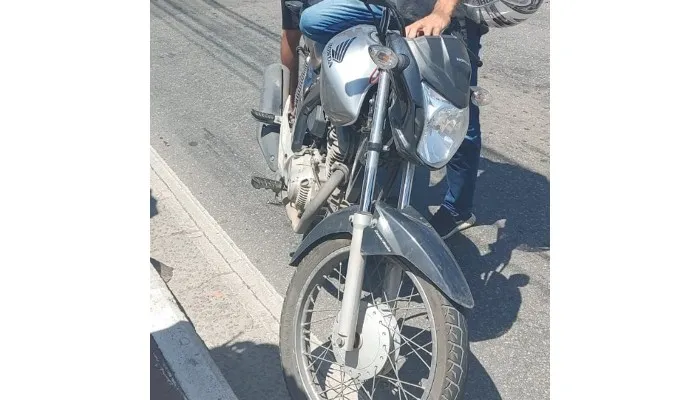 Imagem ilustrativa da imagem Dupla em moto faz arrastão em Mata da Praia e Jardim Camburi