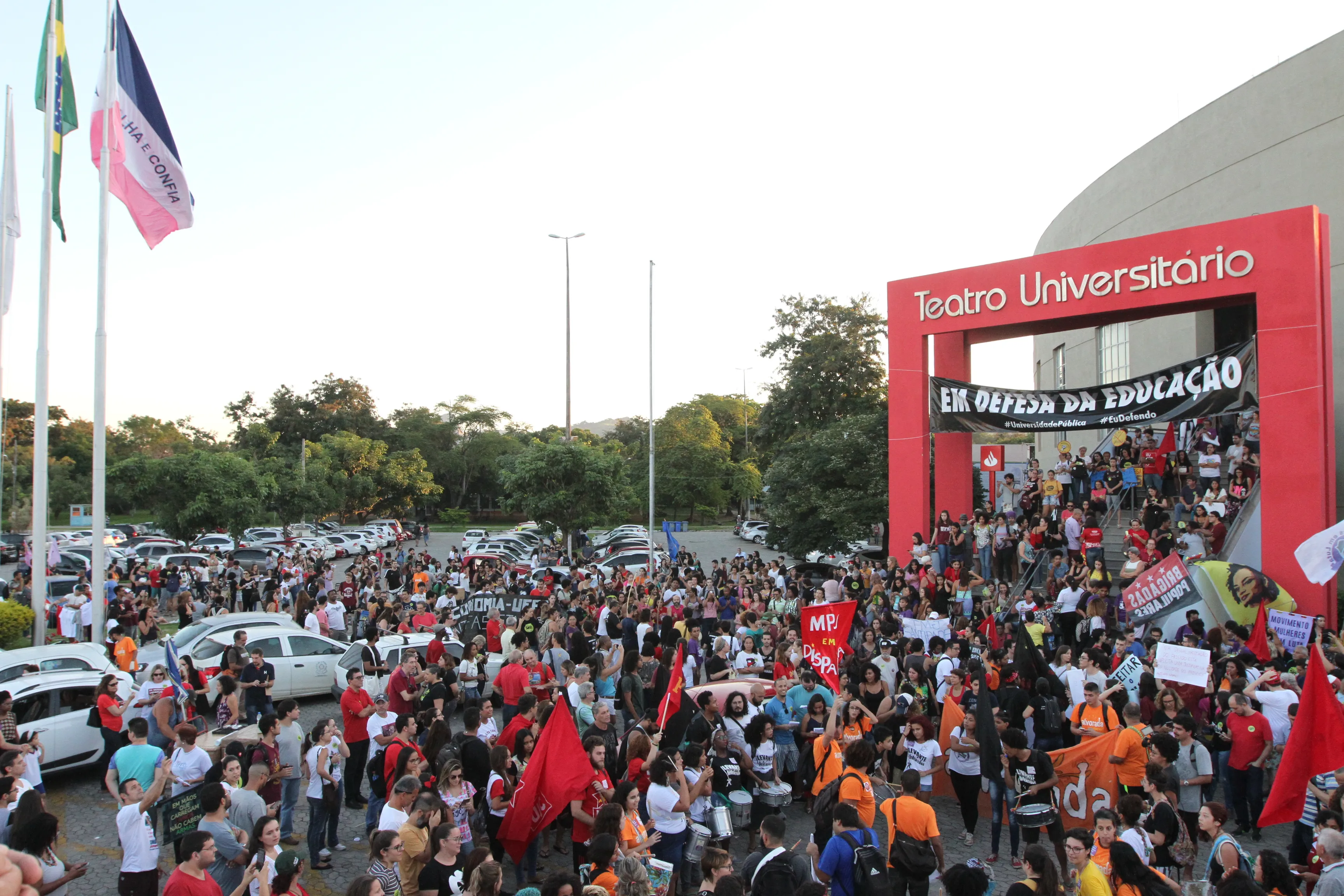 Imagem ilustrativa da imagem Servidores públicos e estudantes anunciam manifestação em Vitória nesta terça