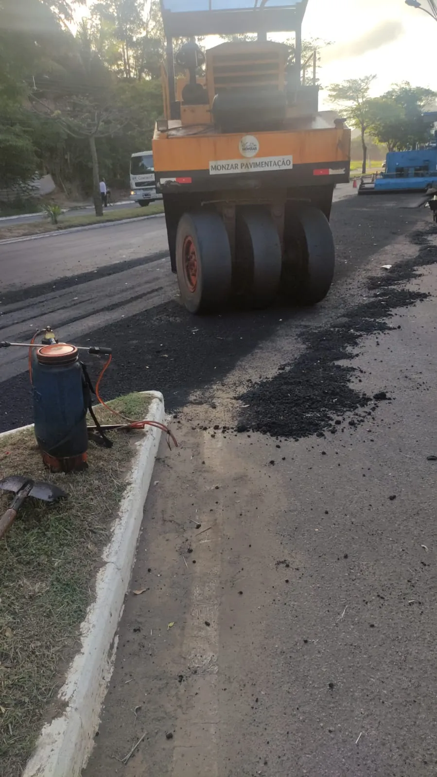 Imagem ilustrativa da imagem Operador fica ferido após ser atropelado por rolo compactador em Guarapari