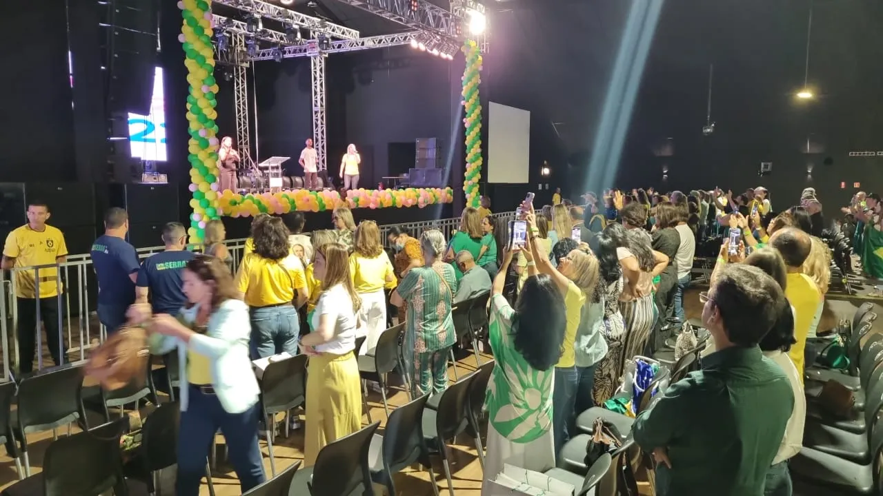 Imagem ilustrativa da imagem "Mulheres com Bolsonaro" começa com culto antes da chegada de Michelle e Damares