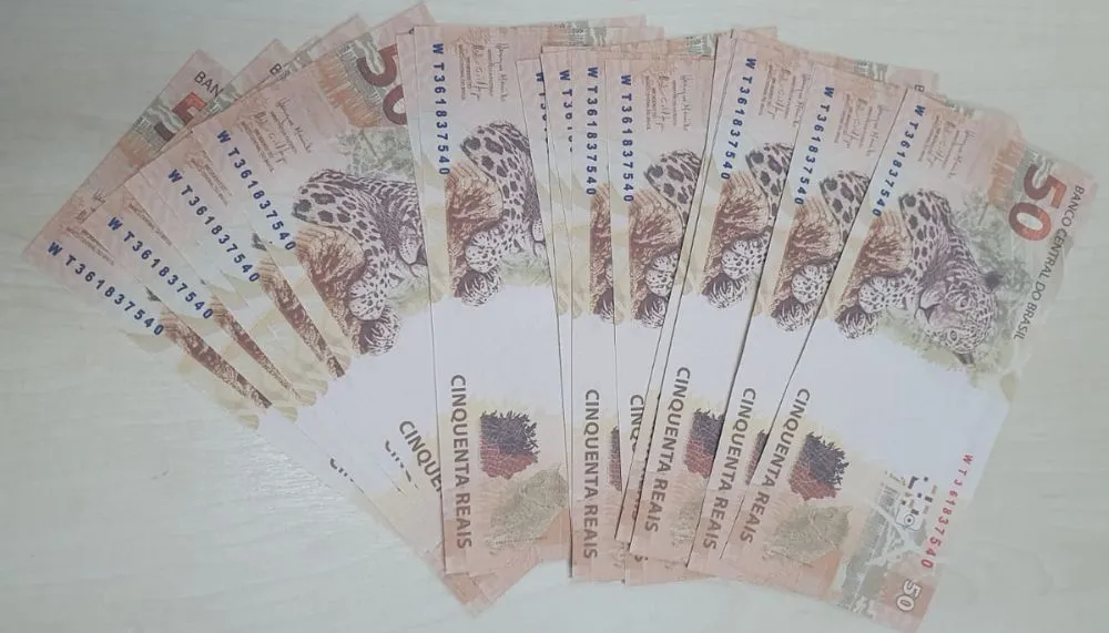 Imagem ilustrativa da imagem Jovem é preso em flagrante recebendo R$ 1.000 em notas falsas pelos Correios