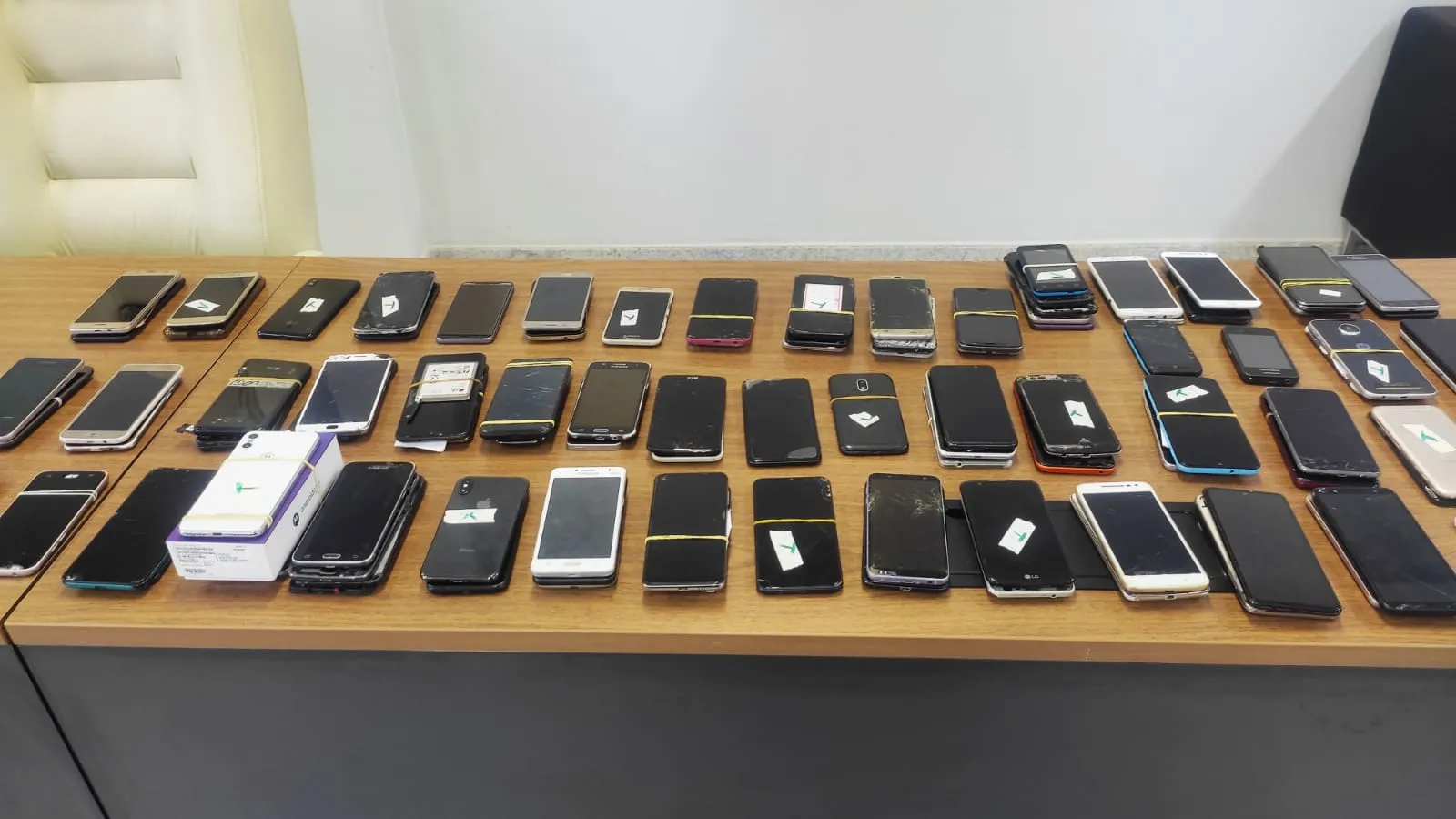 Imagem ilustrativa da imagem Polícia recupera mais de 300 celulares roubados em operação na Grande Vitória