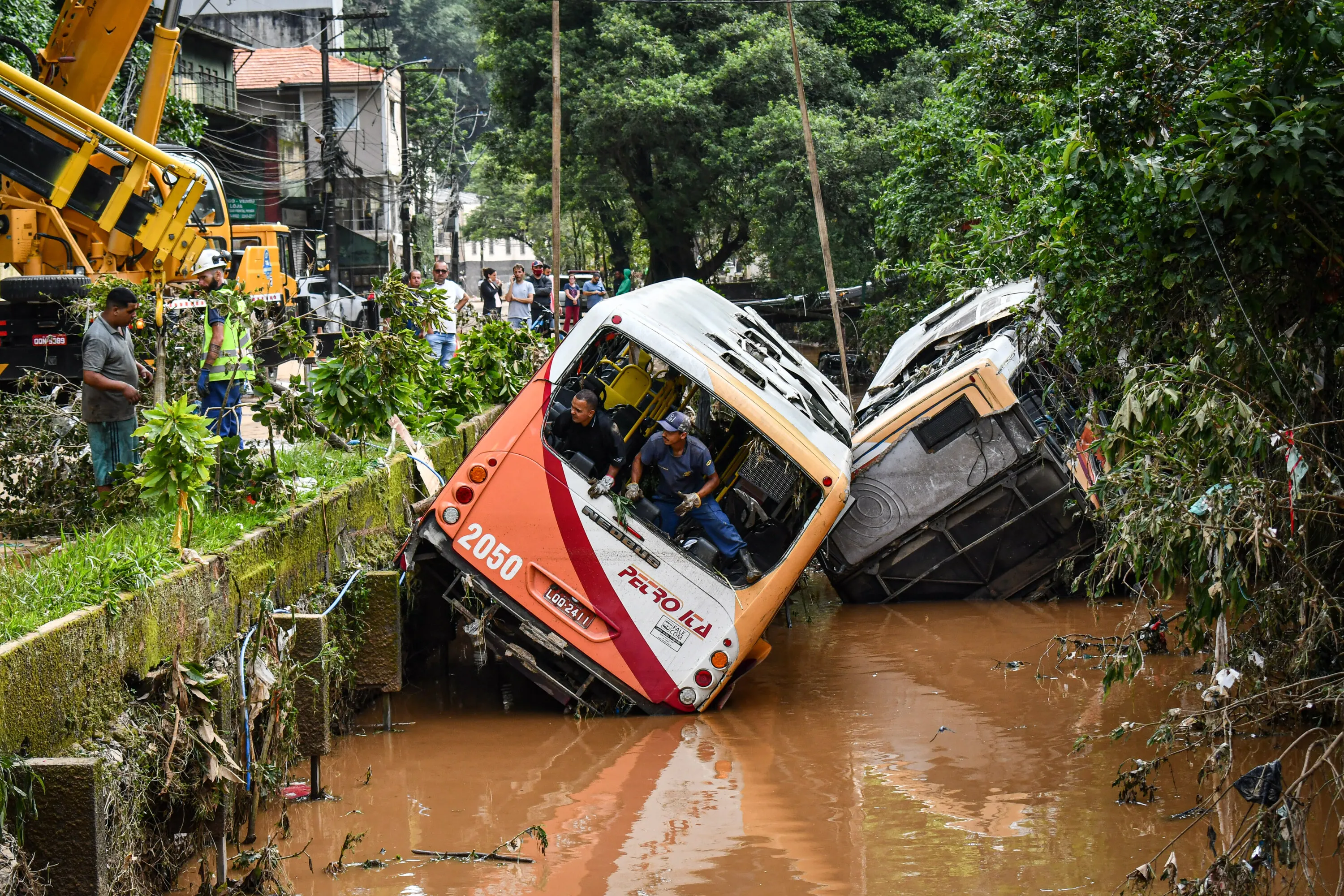 Imagem ilustrativa da imagem Após 24 horas de chuva, Defesa Civil de Petrópolis abre 5 pontos de abrigo