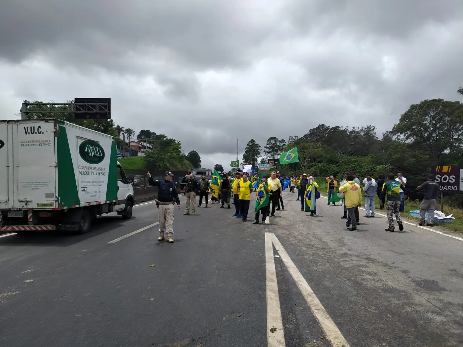 Imagem ilustrativa da imagem Montadora suspende produção em cidades por causa de bloqueios em rodovias