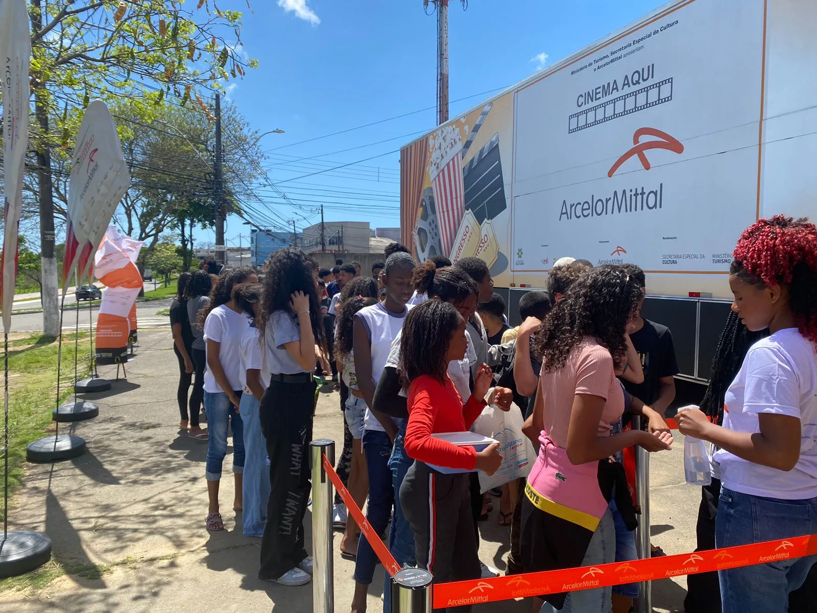 Sala móvel de cinema vai estacionar em Itararé, Resistência,  e Barramares.