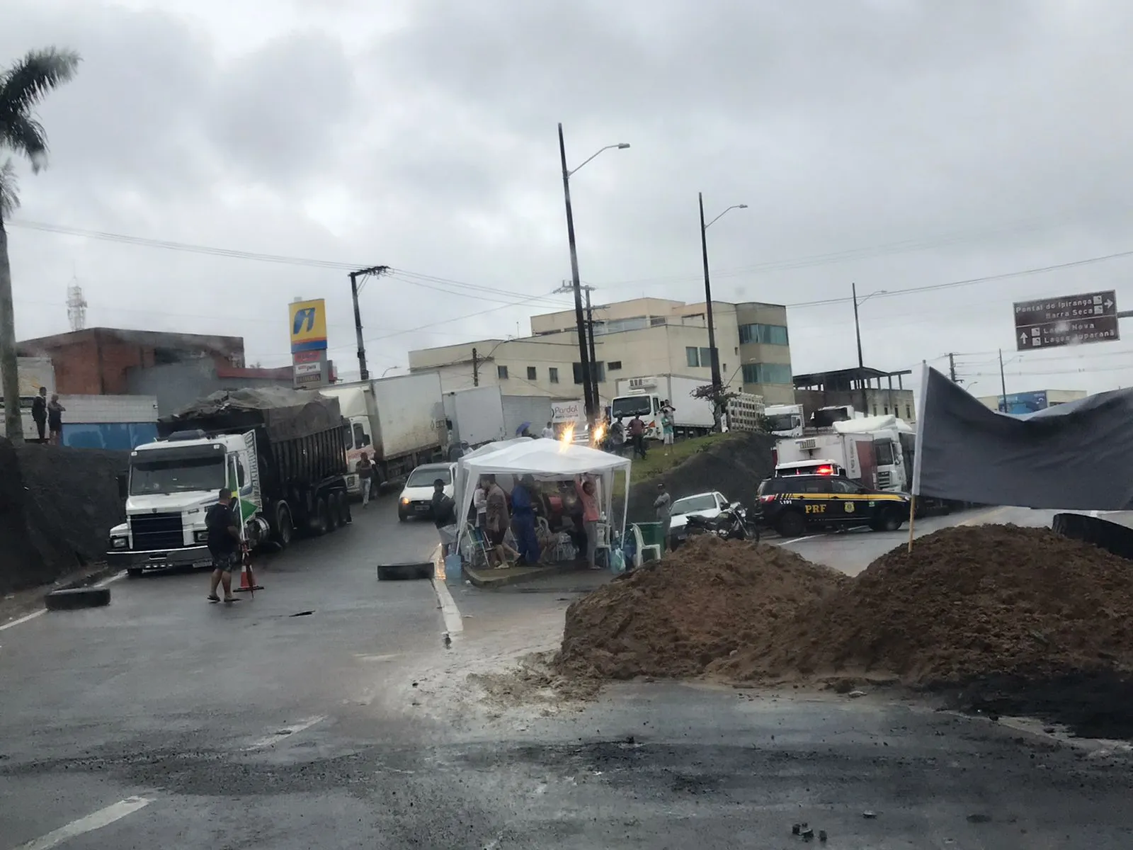 Imagem ilustrativa da imagem Após pedido de Bolsonaro, manifestantes liberam rodovias do ES