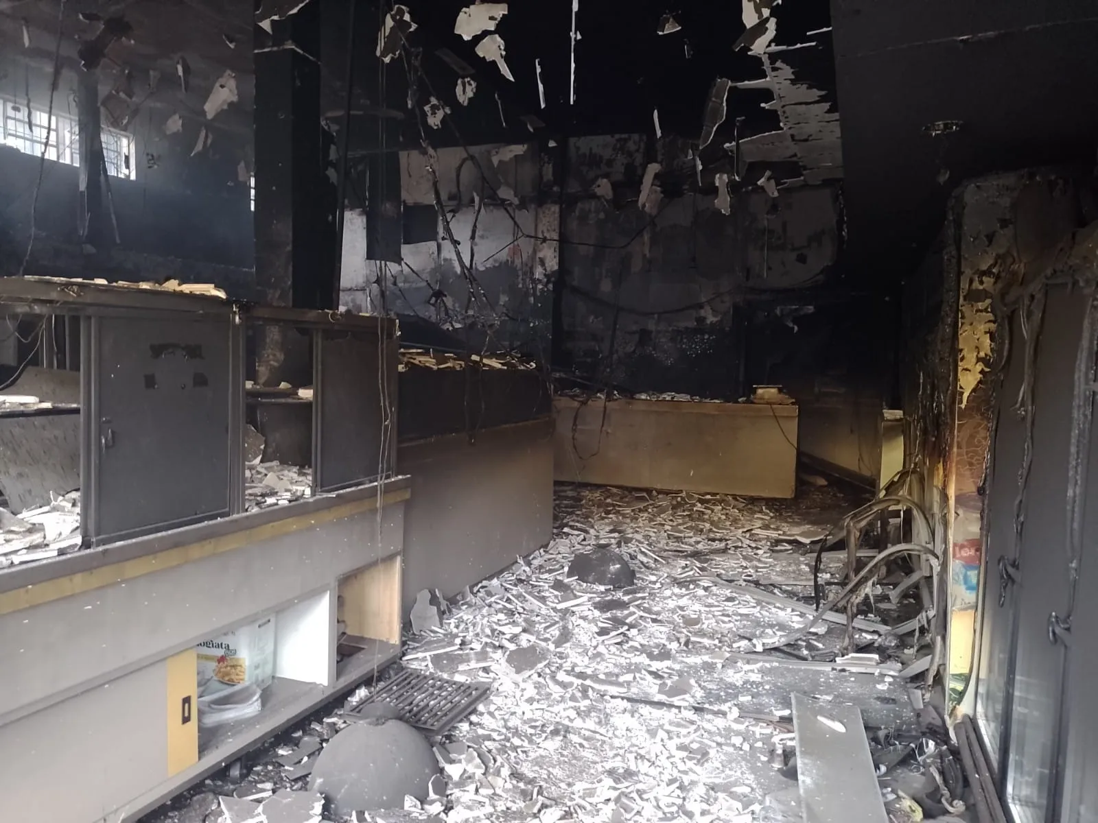 Imagem ilustrativa da imagem Loja de bolos em Vila Velha fica destruída após incêndio. Veja fotos
