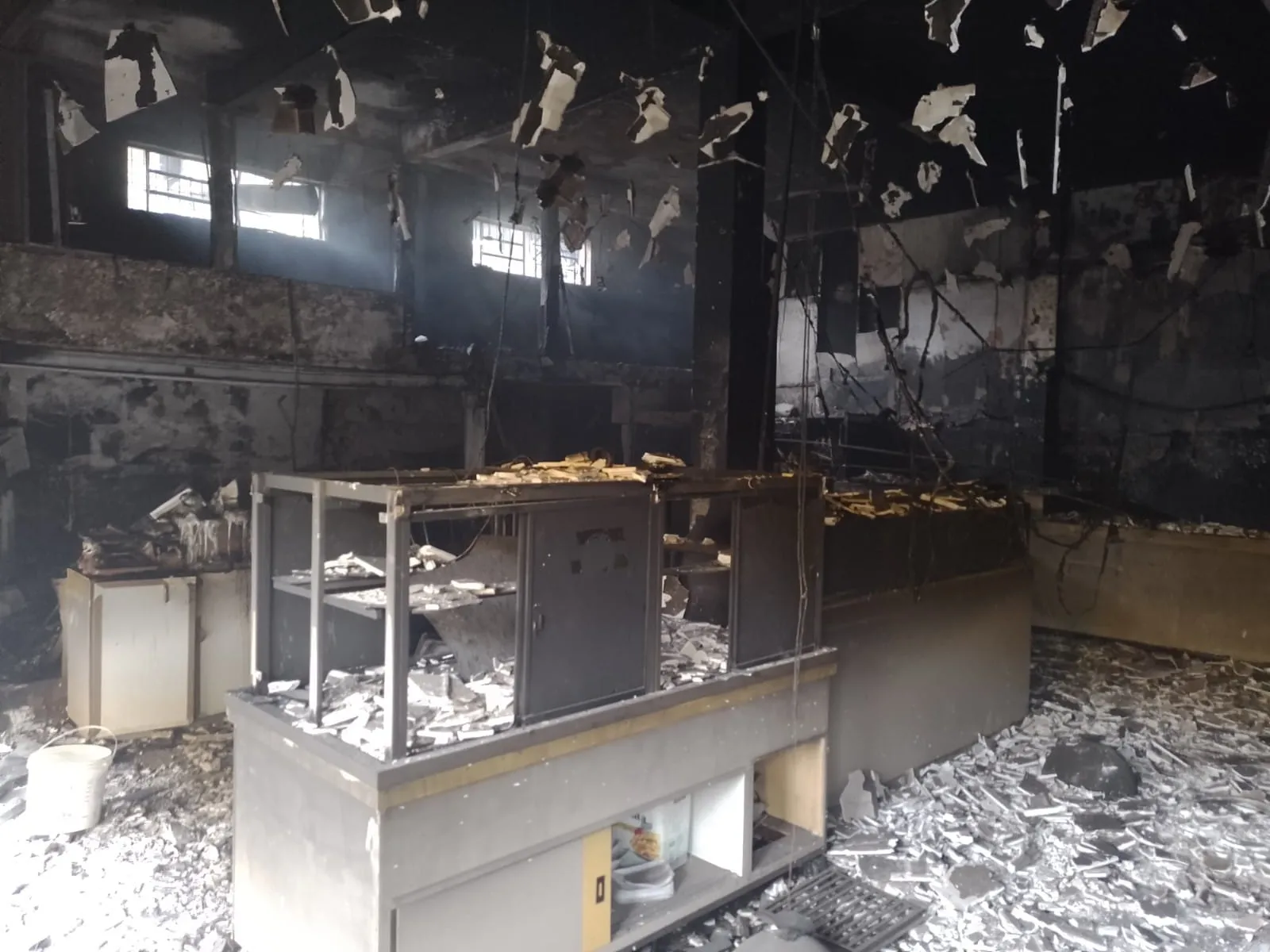 Imagem ilustrativa da imagem Loja de bolos em Vila Velha fica destruída após incêndio. Veja fotos