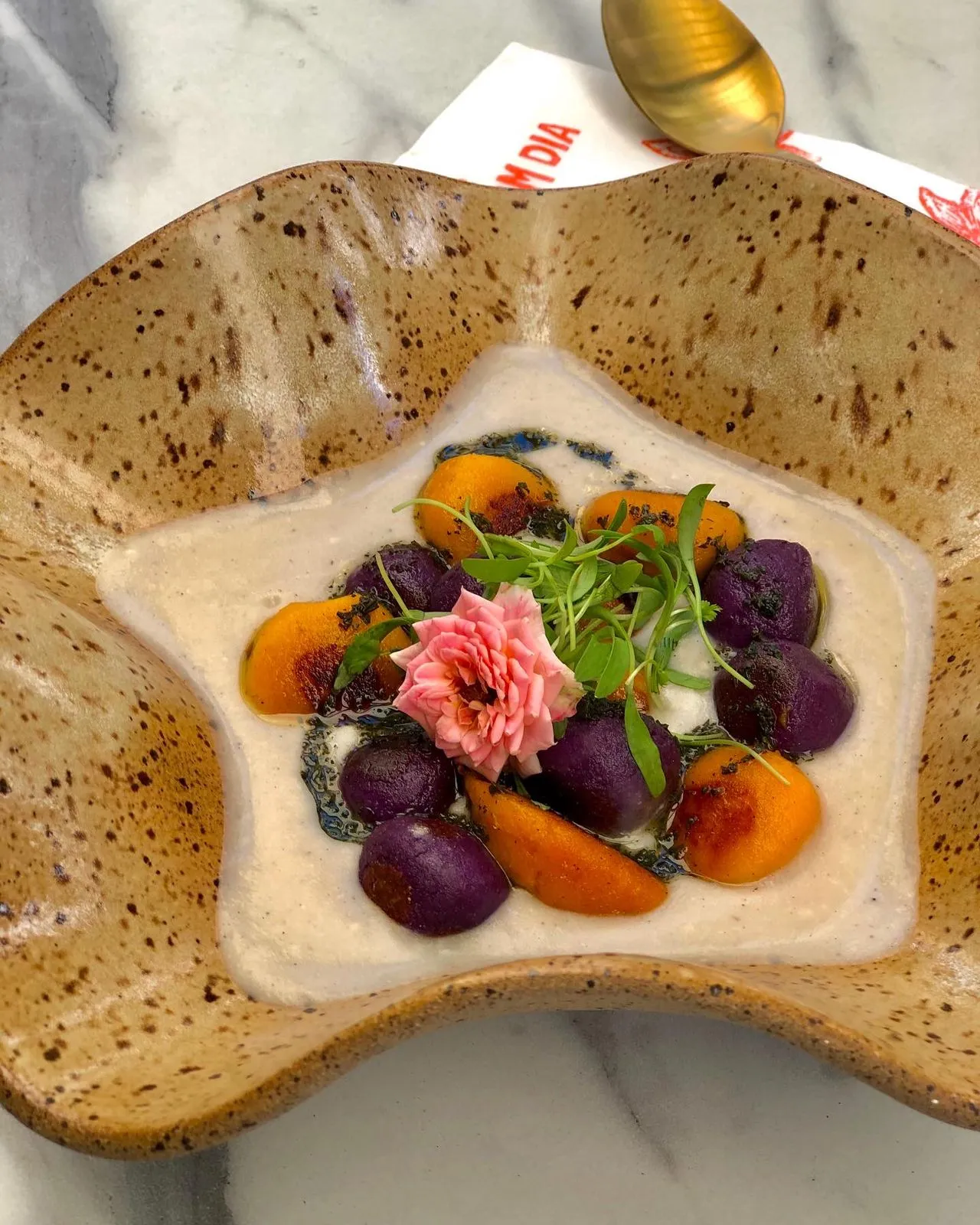 Imagem ilustrativa da imagem Nhoque de batata-doce roxa com creme de alho confit e azeite de ervas