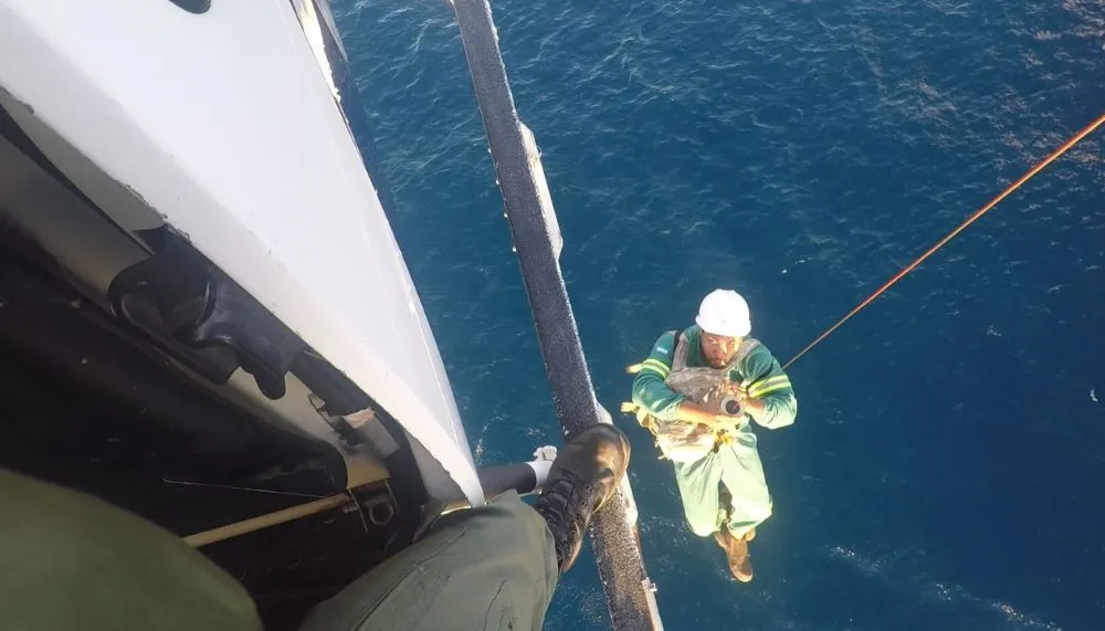 Imagem ilustrativa da imagem VÍDEO | Brasileiro em navio de bandeira do Panamá é resgatado em alto-mar no ES