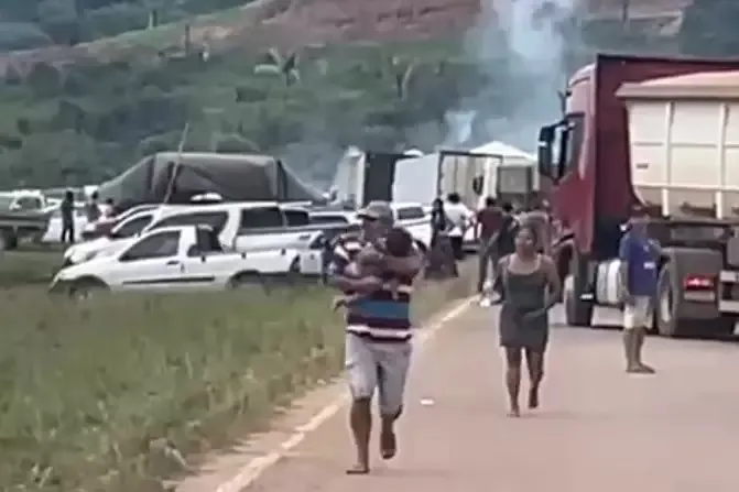 Imagem ilustrativa da imagem VÍDEO | Manifestantes atiram em equipe da PRF em bloqueio de rodovia