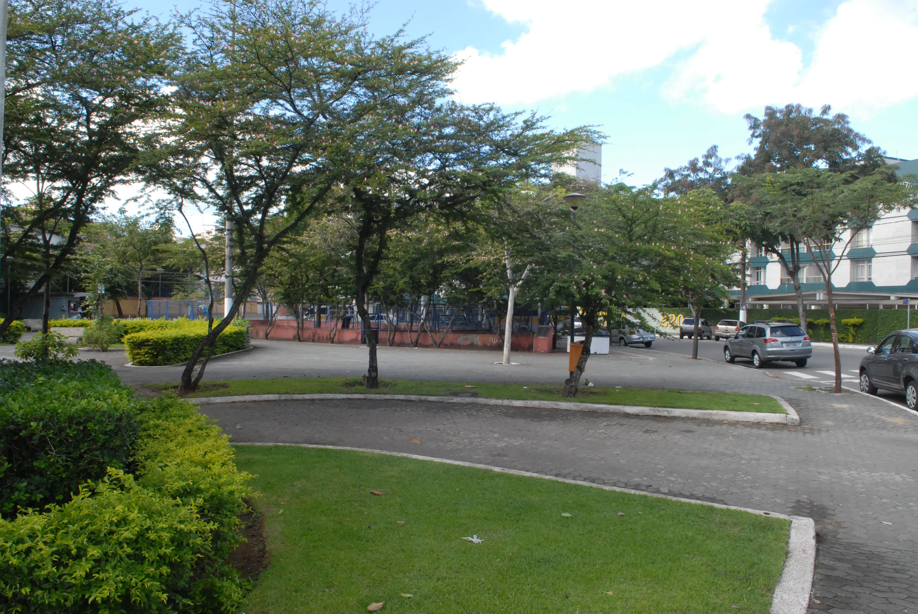 Praças Públicas, com o seu paisagismo, melhoram a autoestima do morador e valorizam o bairro.