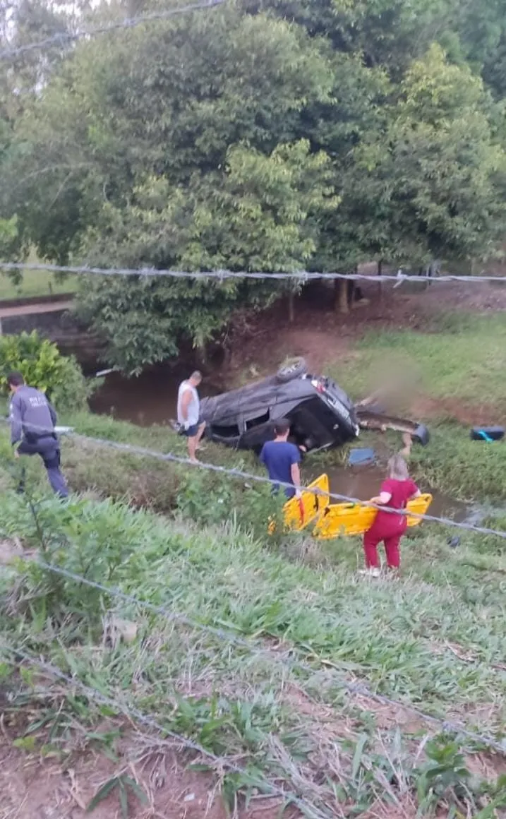 Imagem ilustrativa da imagem Mulher trans morre após carro capotar na ES-484