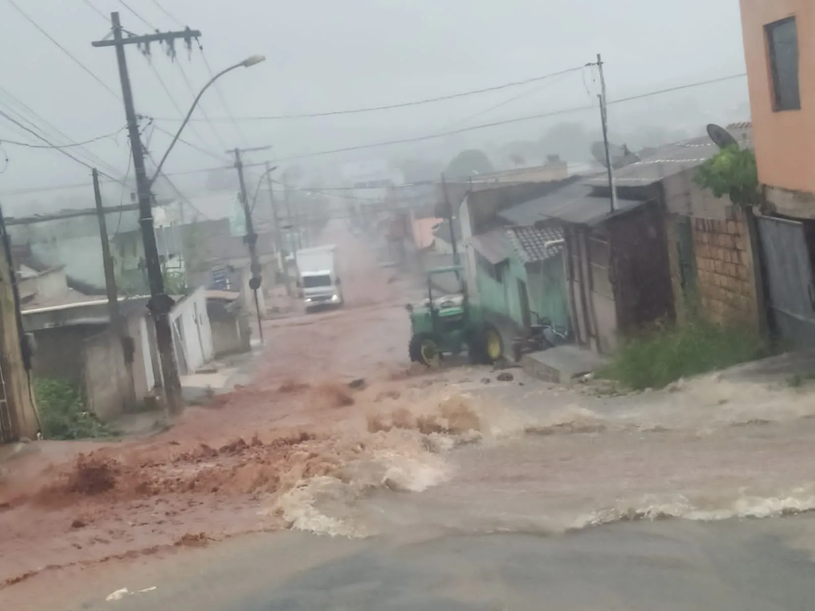 Imagem ilustrativa da imagem VÍDEO | Chuva transforma rua em "cachoeira" em cidade do ES