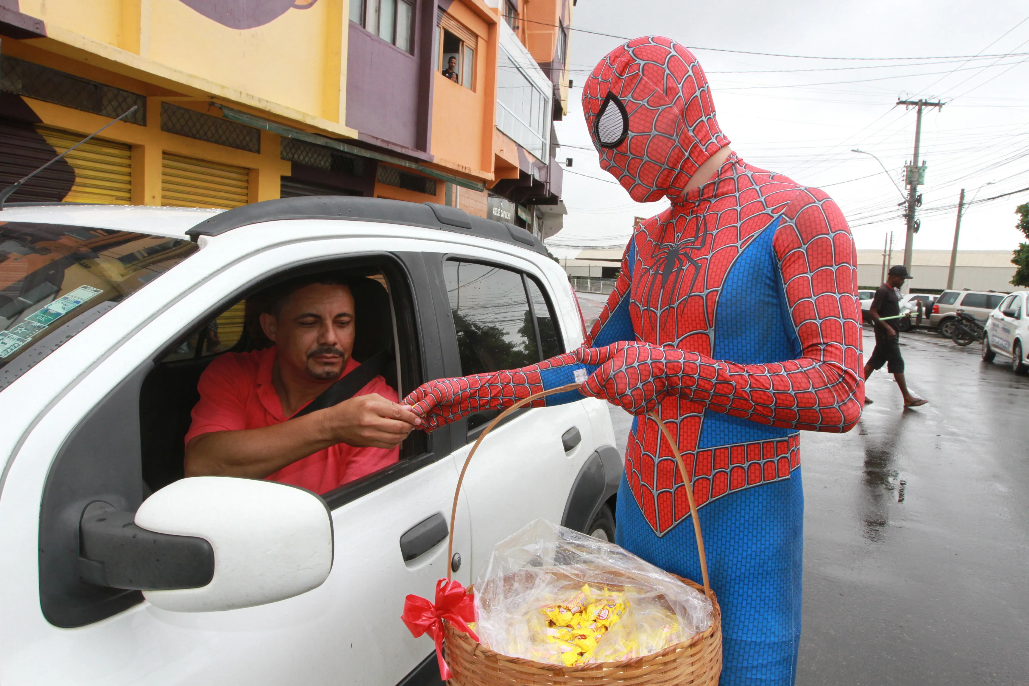 Imagem ilustrativa da imagem Homem-Aranha enfrenta chuva vendendo doces para comprar enxoval