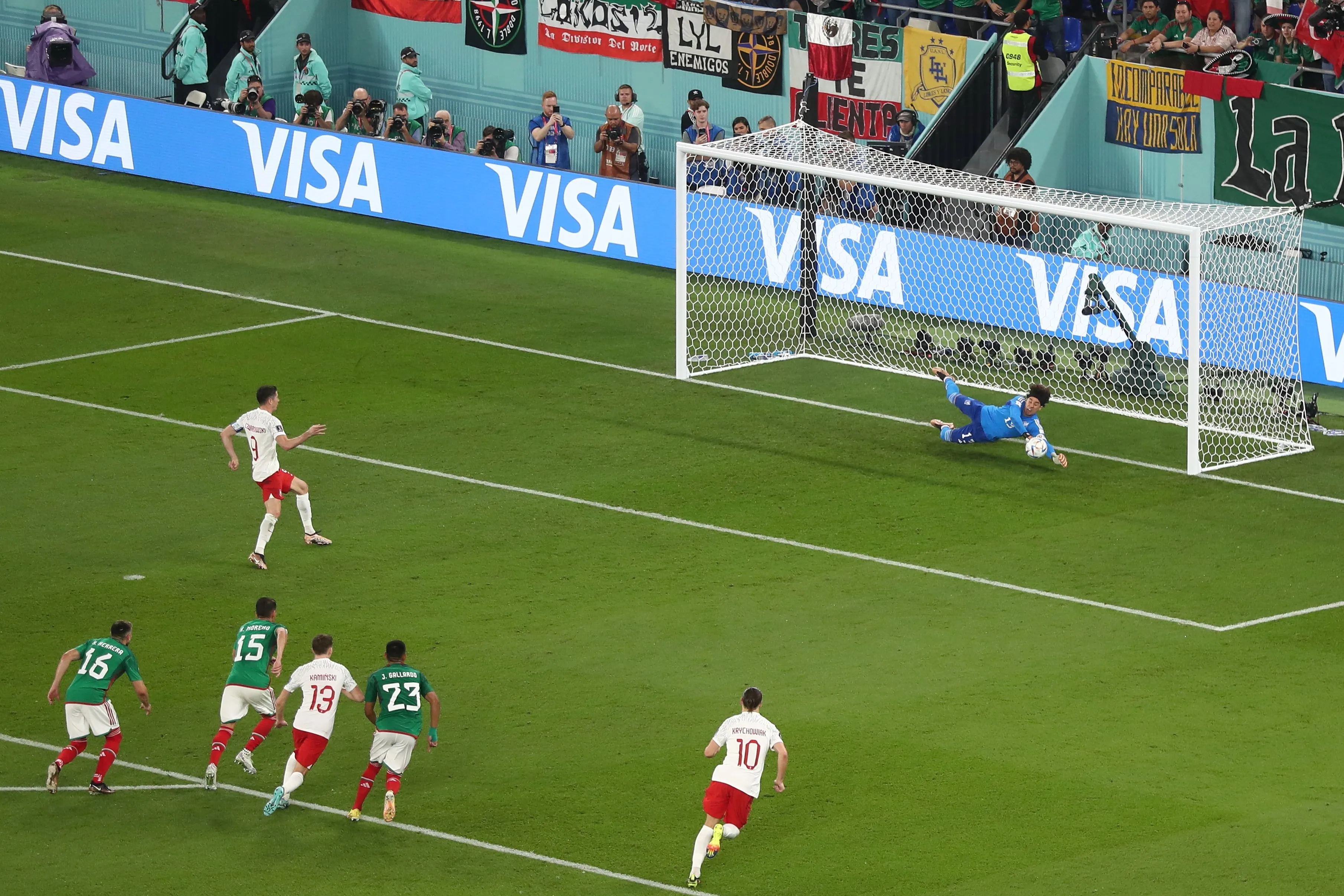 Imagem ilustrativa da imagem Lewandowski perde pênalti, e Polônia fica no zero com o México