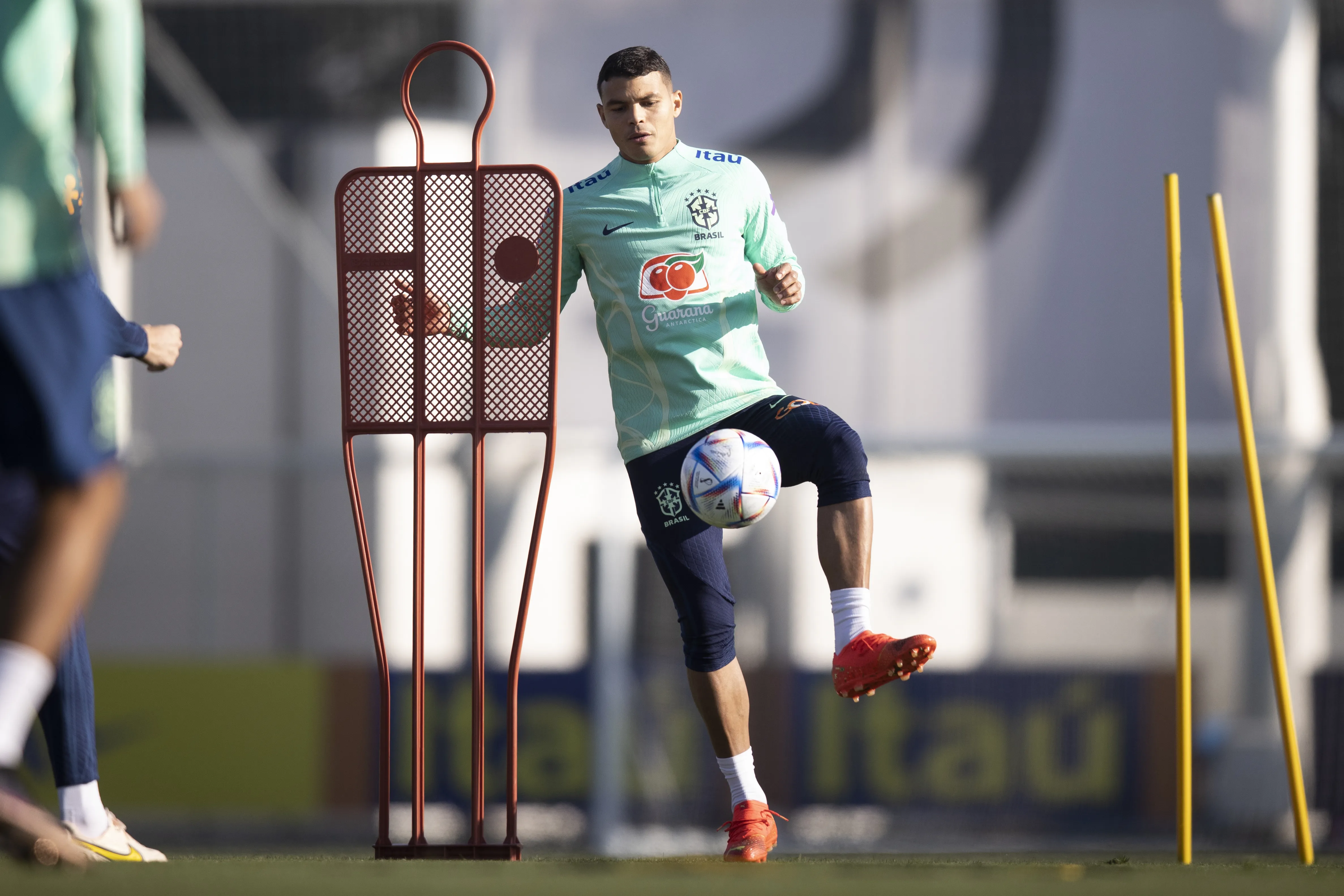 Imagem ilustrativa da imagem Tite faz escalação inédita para o 1º jogo do Brasil